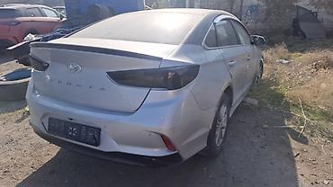 хуйндай: Hyundai Sonata (седан), серебристый цвет, без гос. номеров. Автомобиль — 4