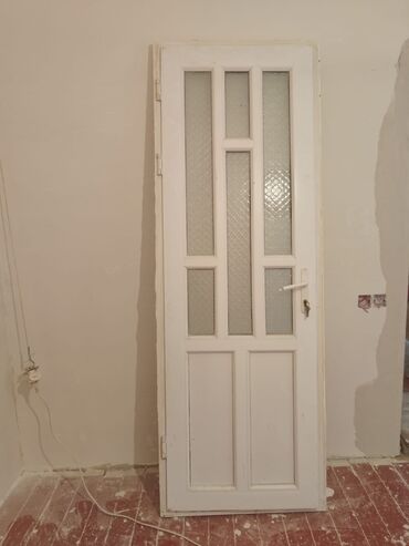 Alçipan: 4eded plastik qapı. Heresi 60azn. Olcu 2 qapi 80×2.25, 2qapi 90×2.25