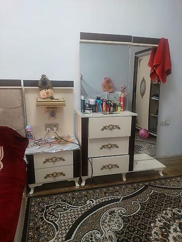 Yataq otağı dəstləri: Klassik üslubda dəst mebellər - Yataq otağı üçün güzgülü makiyaj — 1