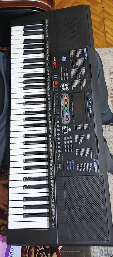 elektro gitarlar: YONGMEI YM-2800 – 61 düyməli elektron sintezator Xüsusiyyətlər: - 61 — 1