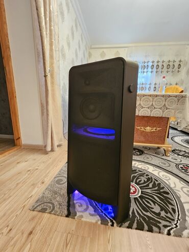 Musiqi mərkəzləri: Samsung partı spikeri (Bluetooth DJ audio sistemi) üstündə planşet — 3