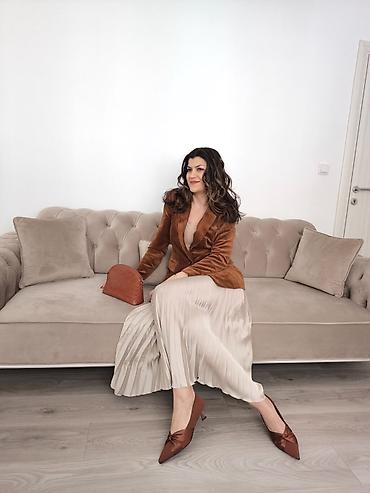 lakovane gleznjace: Elegantne ženske cipele na malu štiklu (kitten heel), u toploj — 5
