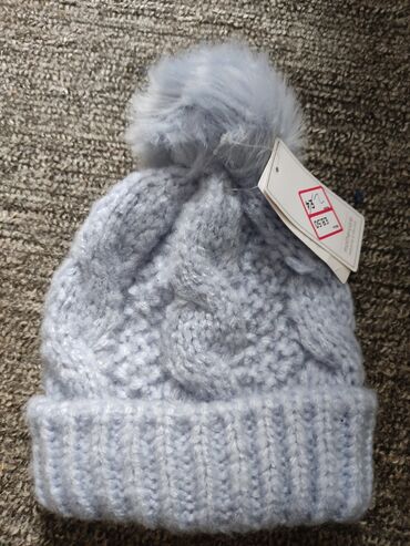 синяя шапка: Продаю шапку вязаную 1-3года на девочку или мальчика голубой цвет