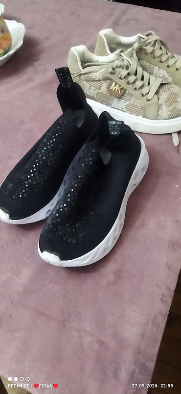 Qara slip-on idman ayaqqabısı - Rəng: qara - Üst material: nəfəsalan