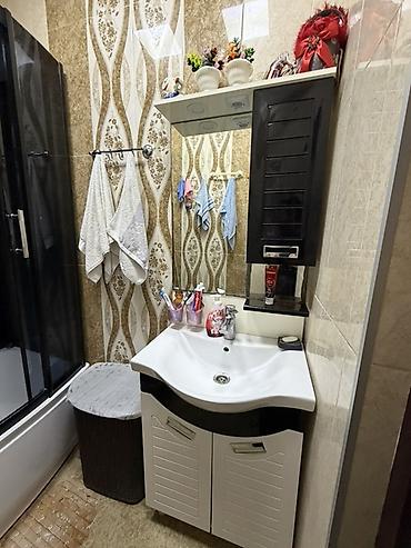 ag qapilar: Qara rəngli, tam qapalı duş kabinası satılır. Kabina müasir dizayna — 7