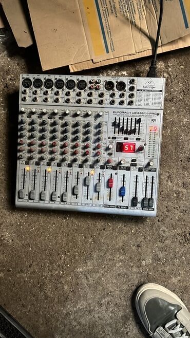 Пианино: Behringer Eurorack UB1222FX-PRO Dinacord - 12 kanallı analoq mikser -