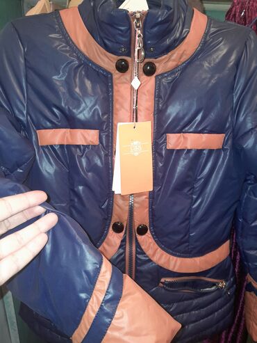 короткие куртки: Пуховик, Короткая модель, Италия, L (EU 40)