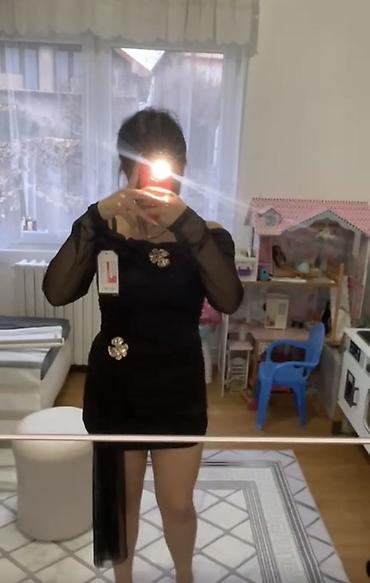 h: Elegantna crna mini haljina sa prozirnim rukavima i asimetričnim — 1