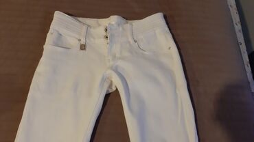 Lične stvari: Bele (plitke) pantalone. Velicina se vidi na slici