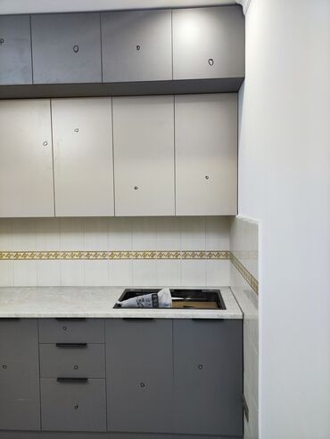 Кухонные шкафы: Современный кухонный гарнитур в серо-белых тонах. Состоит из навесных — 9