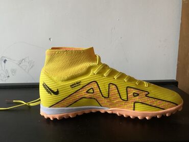 спортивные нарукавники: Желтые футбольные бутсы Nike Mercurial с высоким верхом. Модель имеет