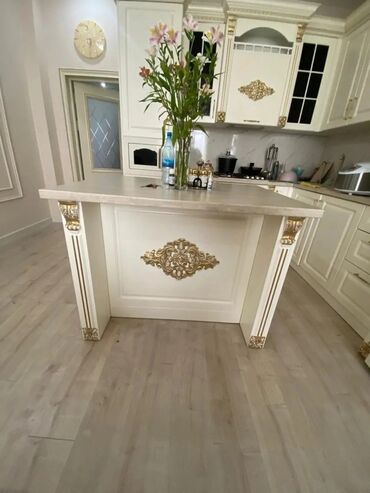 Кухонные гарнитуры: Современный кухонный гарнитур, выполненный в комбинации светло-серых и — 7