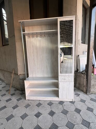срочно продаю в связи с переездом: Гарнитур для прихожей, ДСП