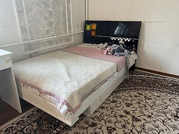 Двуспальная кровать, Б/у, С ящиком для хранения, длина - 200 см at lalafo.kg Двуспальная кровать, Б/у, С ящиком для хранения, длина - 200 см