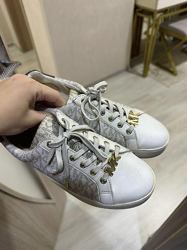 deri plas: Michael Kors qadın krossovkaları - Model: şnurbağlı, aşağı profilli — 1