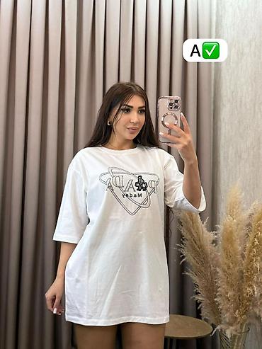 oversize tshirt: Qadın T-shirt kolleksiyası - Modellər: - Qara oversize T-shirt – ön — 6