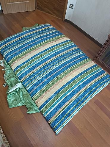 Текстиль: Taxt döşəyi.Ölçüsü 1,96 m × 1,37 m-dir — 1