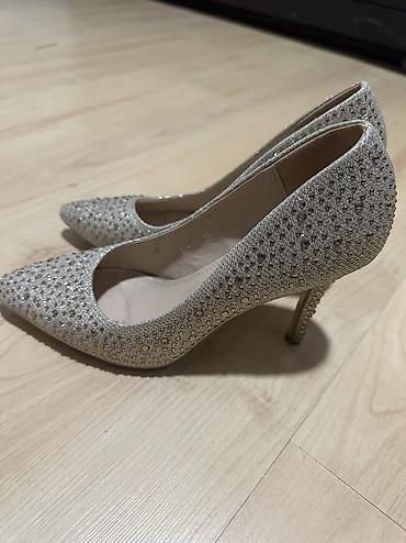ugg debeli djon: Stikle srebrno-bez sljokicaste Broj 39 Nosene ali ocuvane Cena:600 — 4