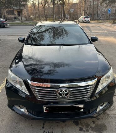 Toyota: Черный седан Toyota Camry с хромированной решеткой радиатора и