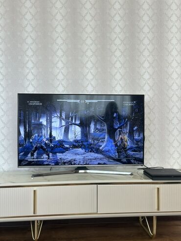 Qaşıqlar: Sony PlayStation 4 konsolu, iki ədəd DualShock oyun pultu və iki oyun