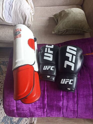 перчатки для спорта: 🥊 Продаются черные боксерские перчатки, объем 16 унций, с красными