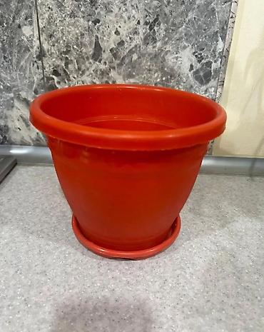 Qırmızı plastik güldan – altlıqla Məhsulun təsviri: - Material