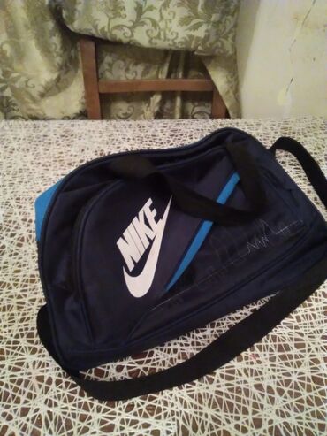 bel çanta: Nike 2 cibli idman çantası. Kiçik cibinin zamoku işlemir deye tikilib