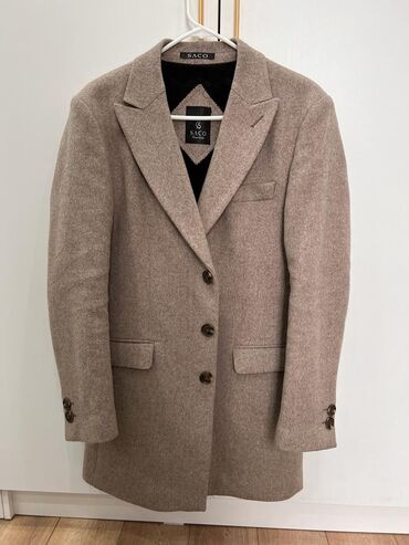 бежевое мужское пальто: Продаю пальто 
размер М