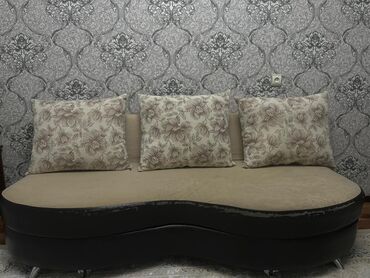 двухместный диван: Прямой диван, цвет - Бежевый, Б/у