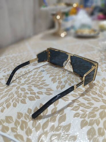 Eynəklər: Eynəklər 3 ceşit qalıb
Yalnız əlaqə saxlanilsin — 4