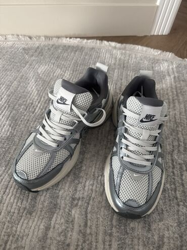 фирменная обувь из италии: Кроссовкалар, 38, Nike, Жаңы, түсү - Боз, Акылуу жеткирүү