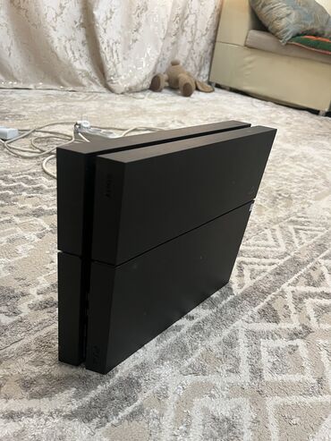 икс бокс сериес с: Продаю ps4 1000 гб б/у два джойстика+диск от игры ufc4. Последнее