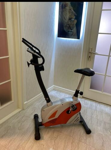 Velotrenajorlar: Stasionar velosiped, evdə idman etmək üçün əlverişlidir. Üzərindəki