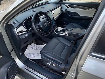 Другие автомобили: Электромобиль (седан) с современным интерьером и панорамной крышей — 12