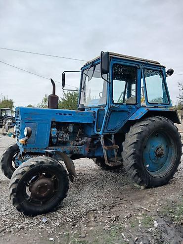 Traktorlar: Kənd təsərrüfatı işləri üçün traktor. Mavi rəngli, qapalı kabinli — 14