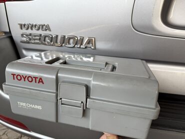 набор ключей ош: Пластиковый кейс серого цвета с надписью «TOYOTA» и «TIRE CHAINS»