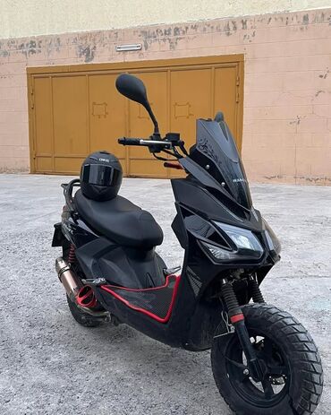 купить мопед бу: Skuter – şəhər və kənar yollar üçün idman üslublu, tam qara rəngdə