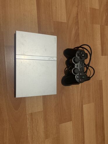 джойстик sony playstation 3: SCHP77004 modeldi. Işlək vəziyyətdədi, ancaq disk oxumur. Pult bəzən