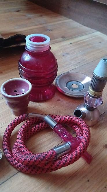 Mini nərgilə (Hookah) dəsti Tərkib: - Şüşə su qabı (qırmızı rəngdə