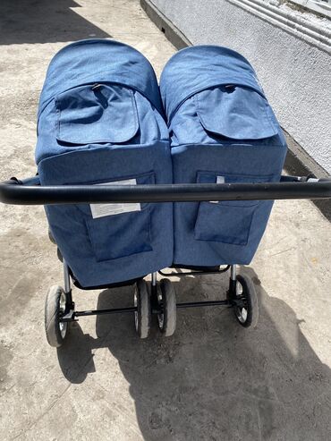 детская коляска для двойняшек: Коляска, цвет - Голубой, Б/у