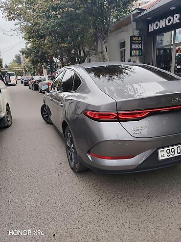 elektrik moto: BYD Qin Plus DM-i sedan - Kuzov: aerodinamik sedan, boz metalik rəng — 4