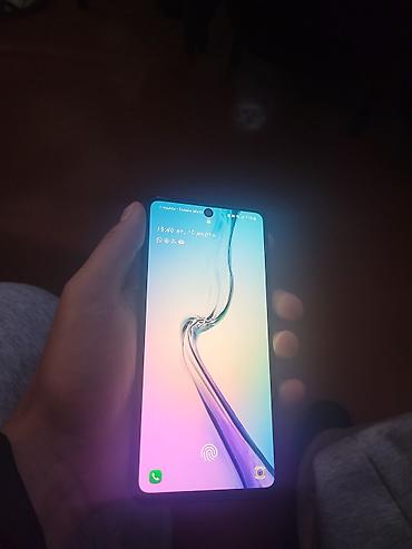 Другие мобильные телефоны: Смартфон с безрамочным дисплеем и фронтальной камерой в круглой выемке — 2