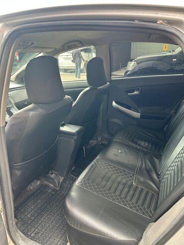 Toyota: Toyota Prius Hybrid – gümüş rəng, sedan/hatchback kuzov. Texniki və — 11