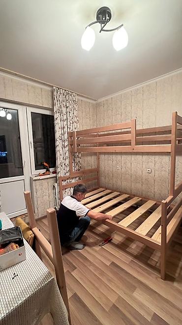 Двухъярусная деревянная кровать «семейного» типа вместе с матрасом