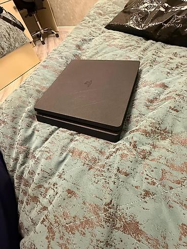 plastation 4 slim: Sony PlayStation 4 Slim konsolu - Rəng: qara, kompakt “Slim” korpus - — 5