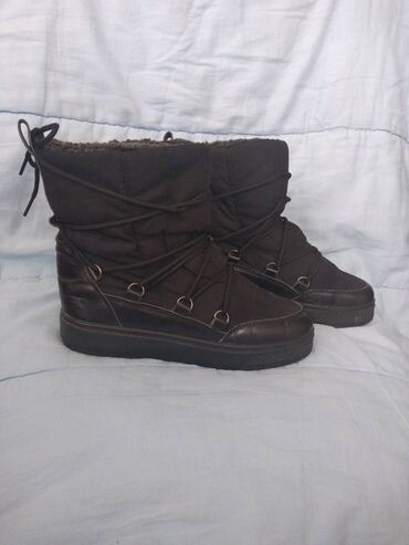 Čizme: Lusso cizme broj 38. Model je lep, sa pertlama, boja crna. Unutra su — 6