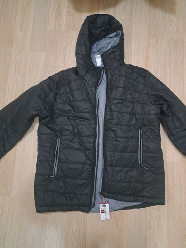 форма для военных: Мужские куртки с капюшоном. привезены из Европы. Бренд: Decathlon