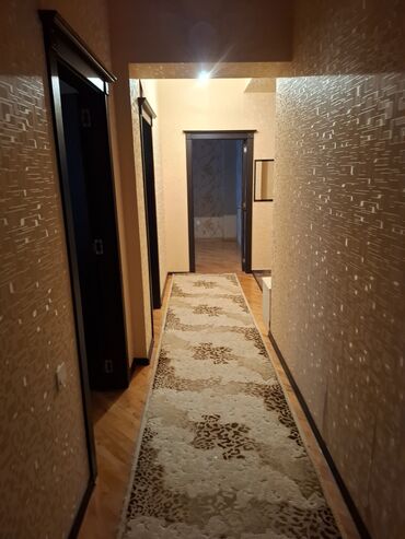 Unitazlar: Ağ və qara rənglərdə keramik plitələrlə döşənmiş müasir hamam. Hamam — 6