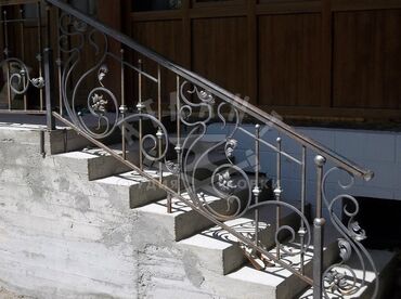 Распашные ворота: Кованые ворота с калиткой, декоративная решетка и подсвеченные — 28