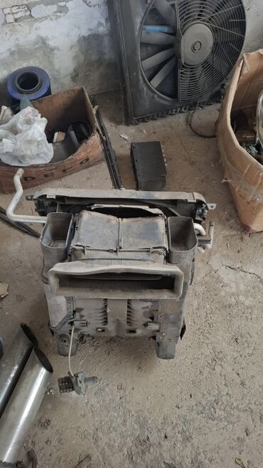Digər avtomobil ehtiyat hissələri: W124 soba kondisionersiz.motoru ustundedi.islek veziyyetde sokulub